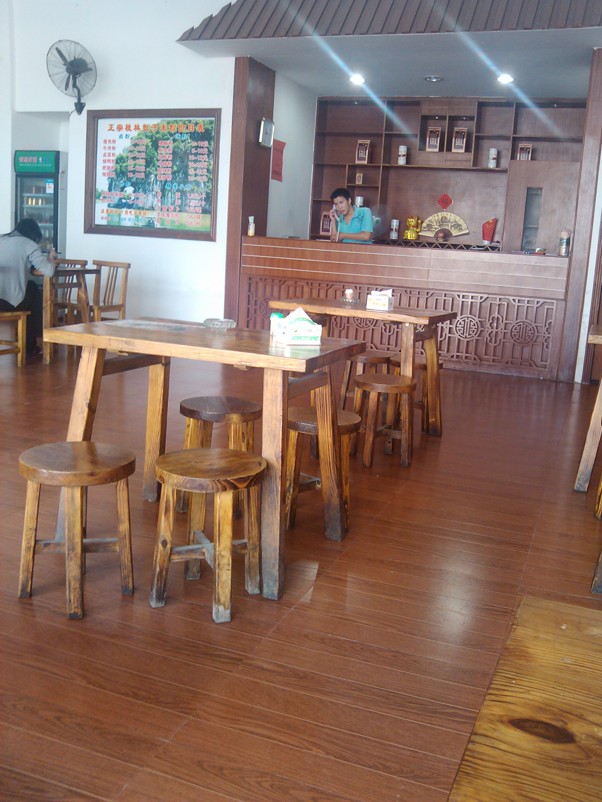 餐饮装修地板-PVC木纹地板