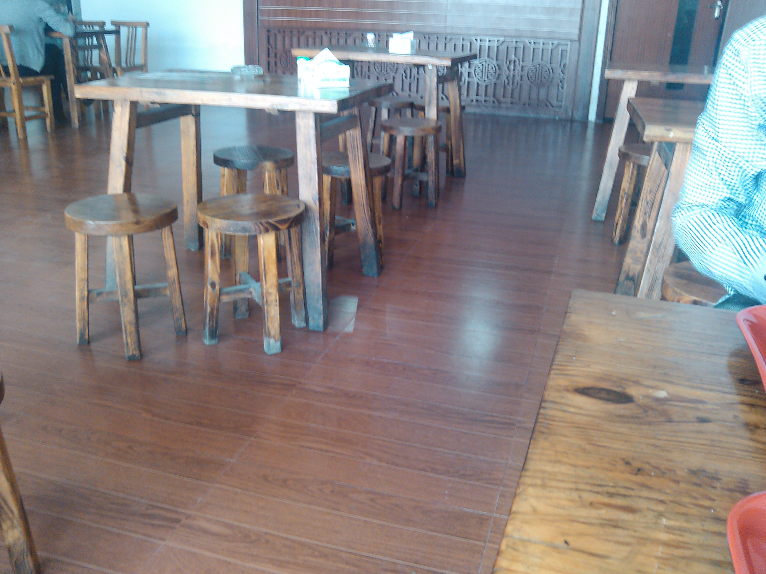 餐饮装修地板-浅PVC木纹地板